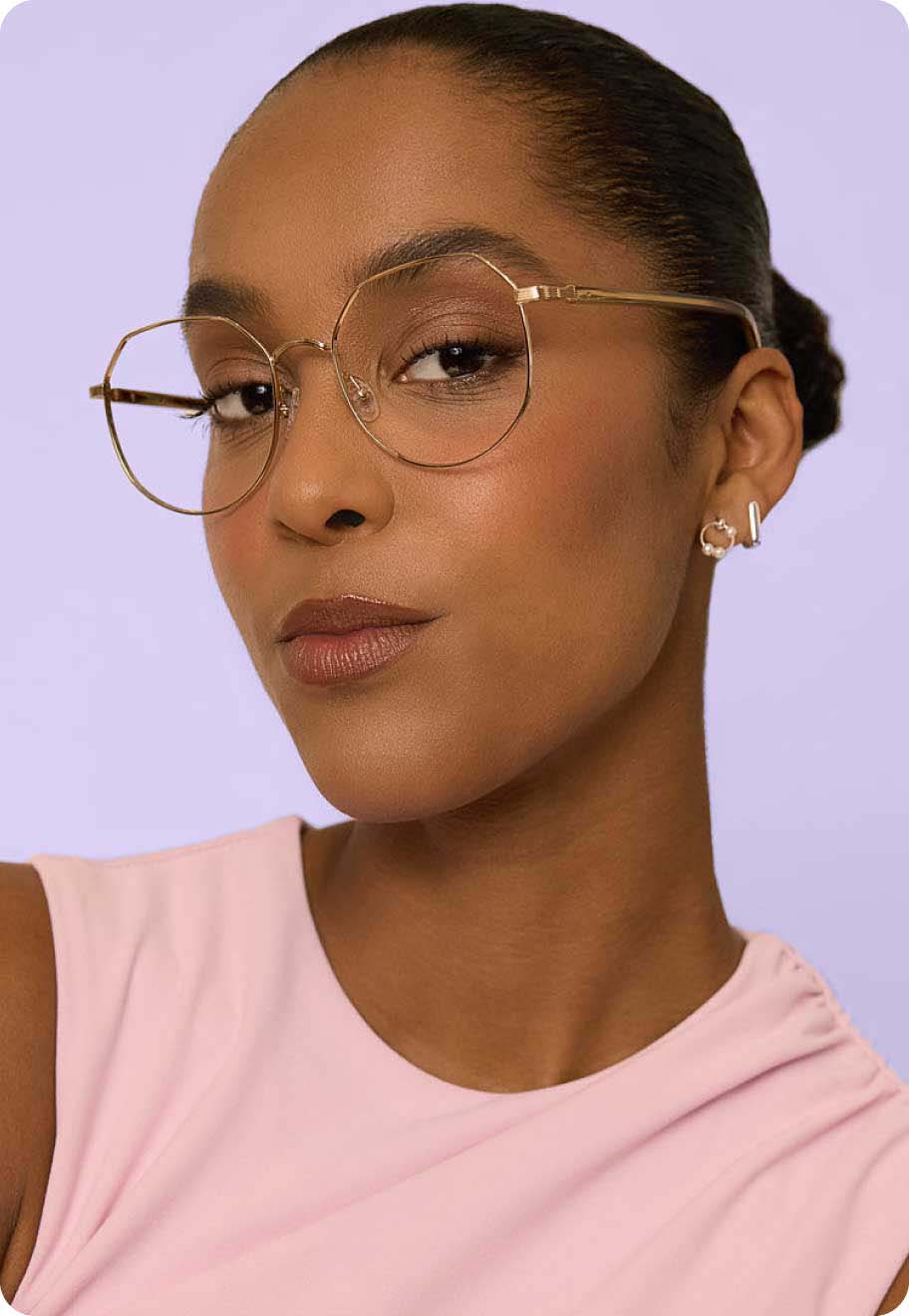 A model wearing Oscar Wylee Bowery frame in Solid Gold.