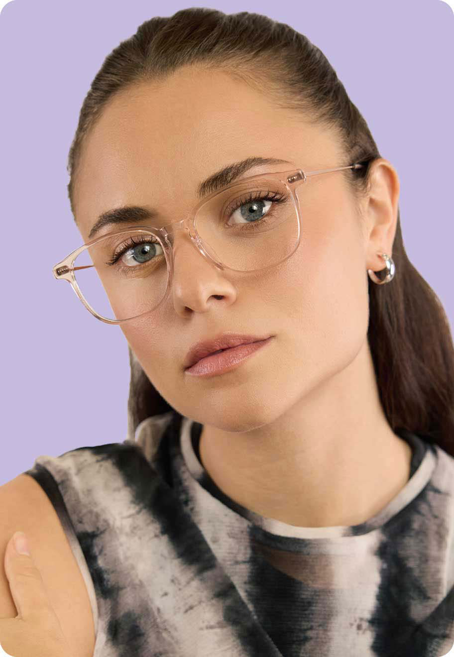 A photo of a model wearing the Oscar Wylee Humphrey frame in Wheat.