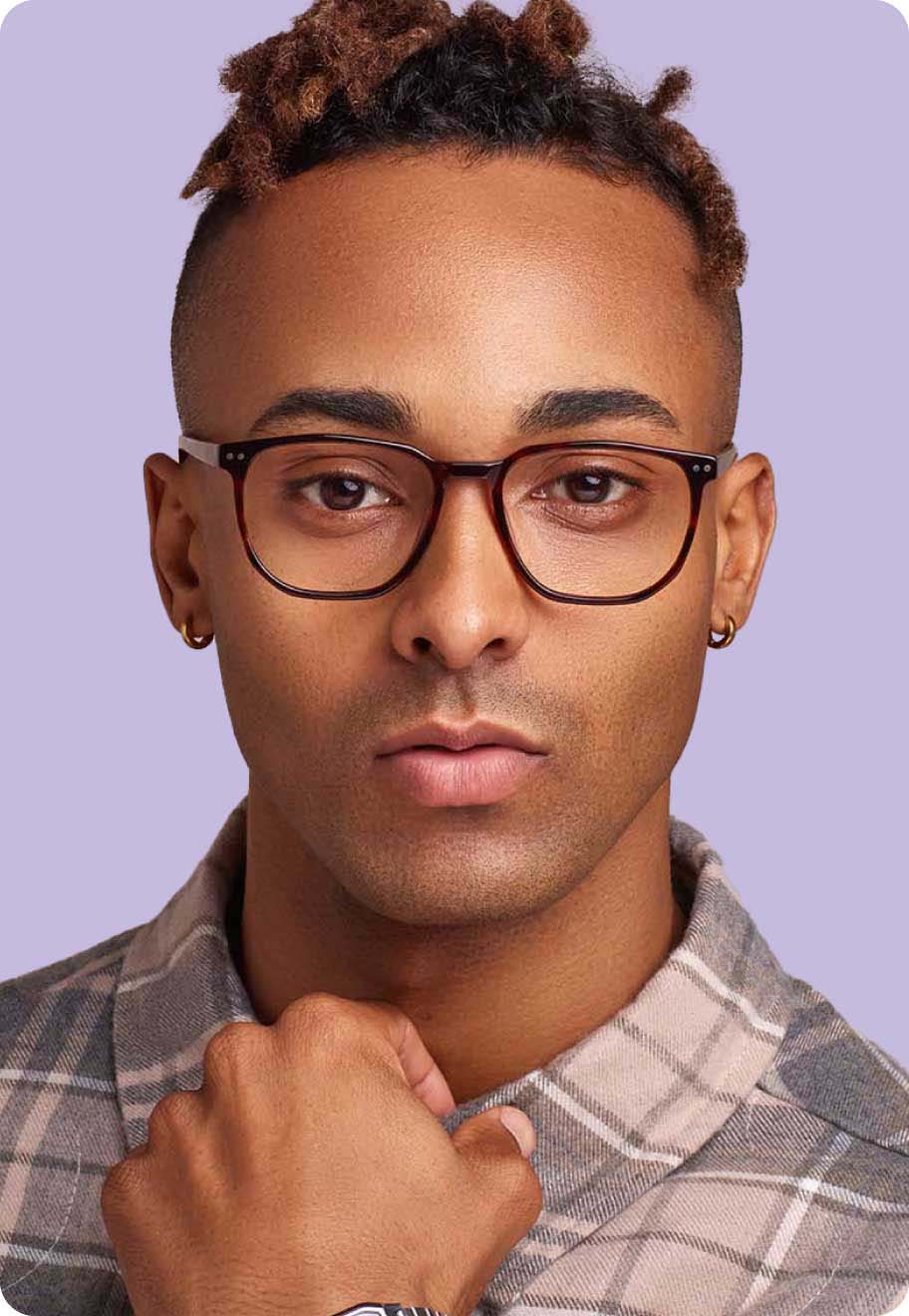 A photo of a model wearing the Oscar Wylee Parker frame in Auburn Tortoise.