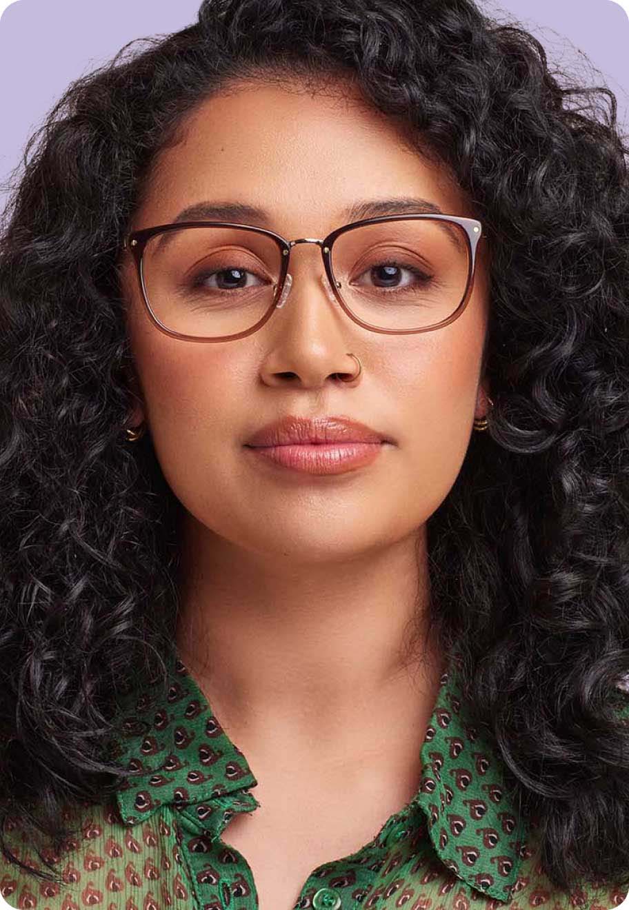 A model wearing Oscar Wylee Thomas frame in Cinnamon.