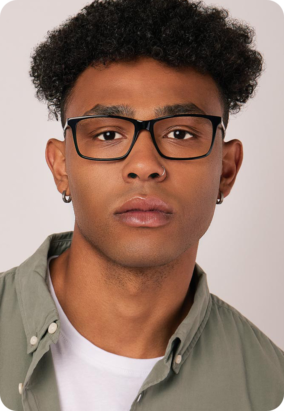A man wearing spring hinge optical frame Allan in the colour Obsidian.