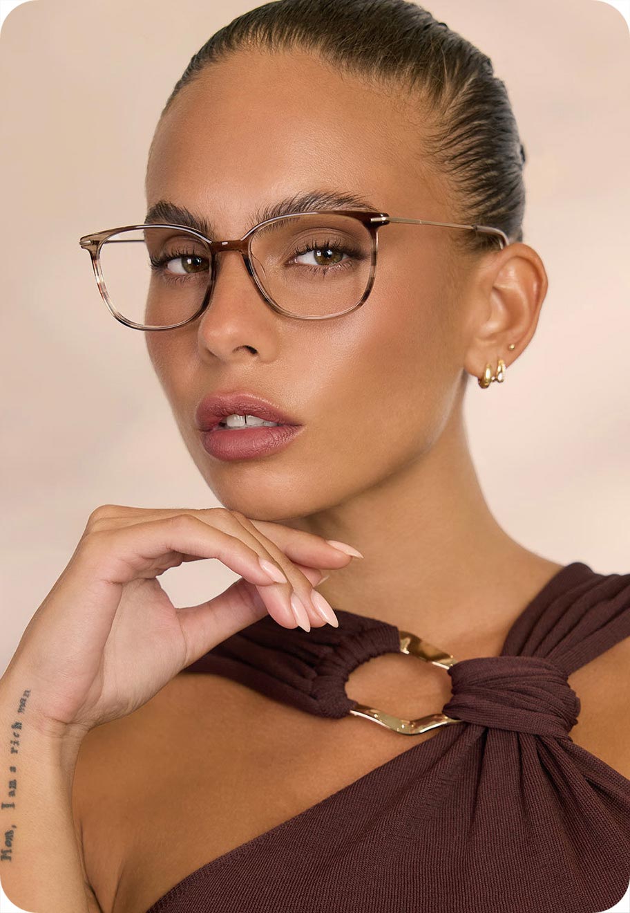 A model wearing Oscar Wylee’s Mumford frame in Candy brown, which suits her skin tone.