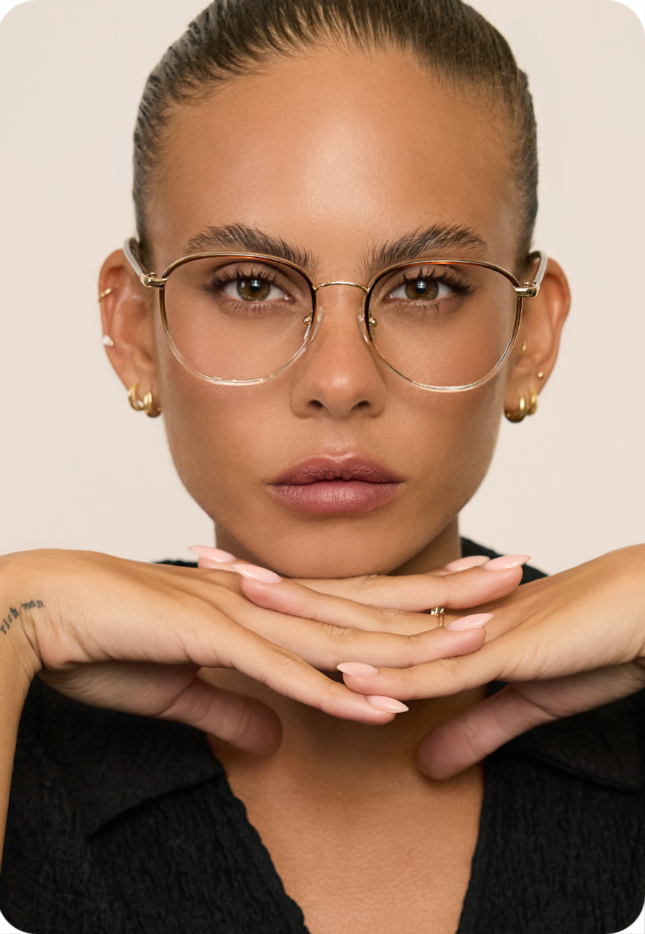 A photo of a model wearing OW Cara optical glasses in Cola.
