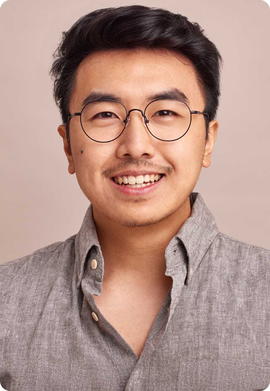 A model wearing Kato glasses in Brushed Obsidian.