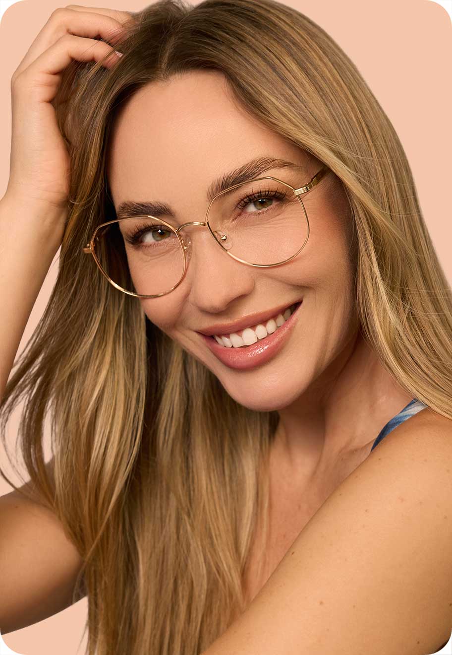 A photo of a model wearing the Oscar Wylee Bowery frame.