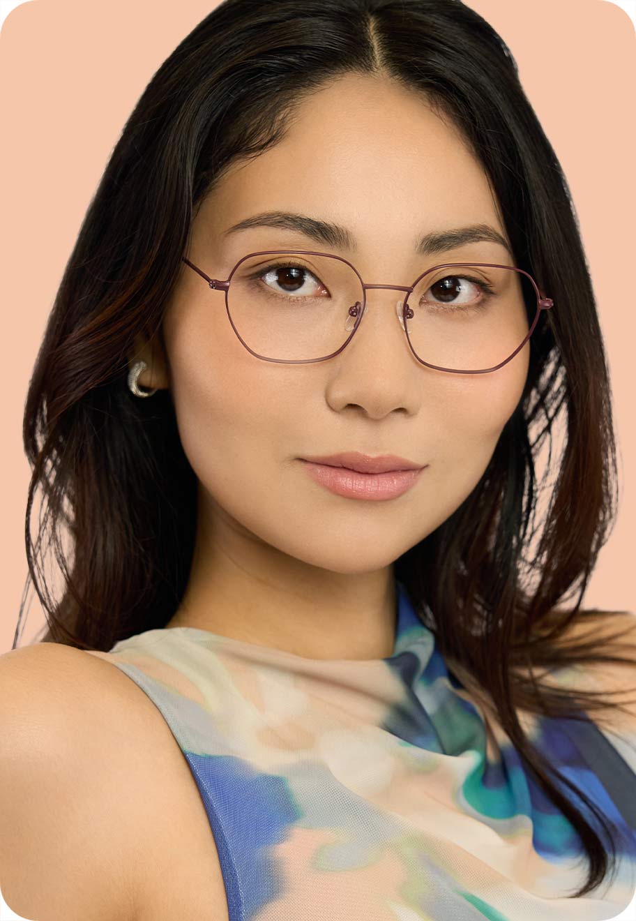 A photo of a model wearing the Oscar Wylee Fariza frame.