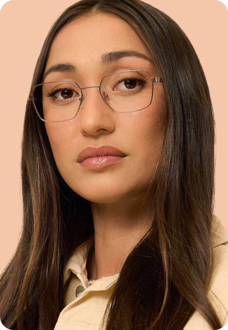 A photo of a model wearing the Oscar Wylee Miranda frame.