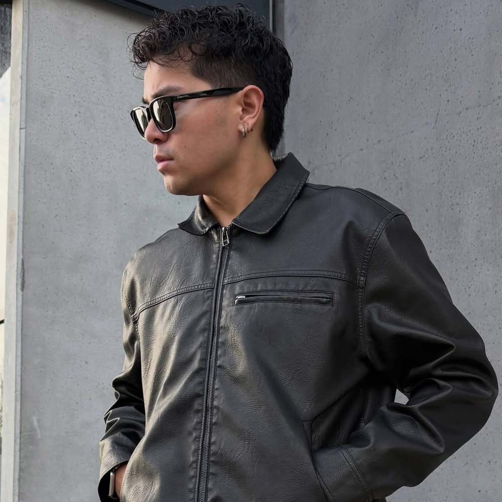 Customer wearing emet_015_sun