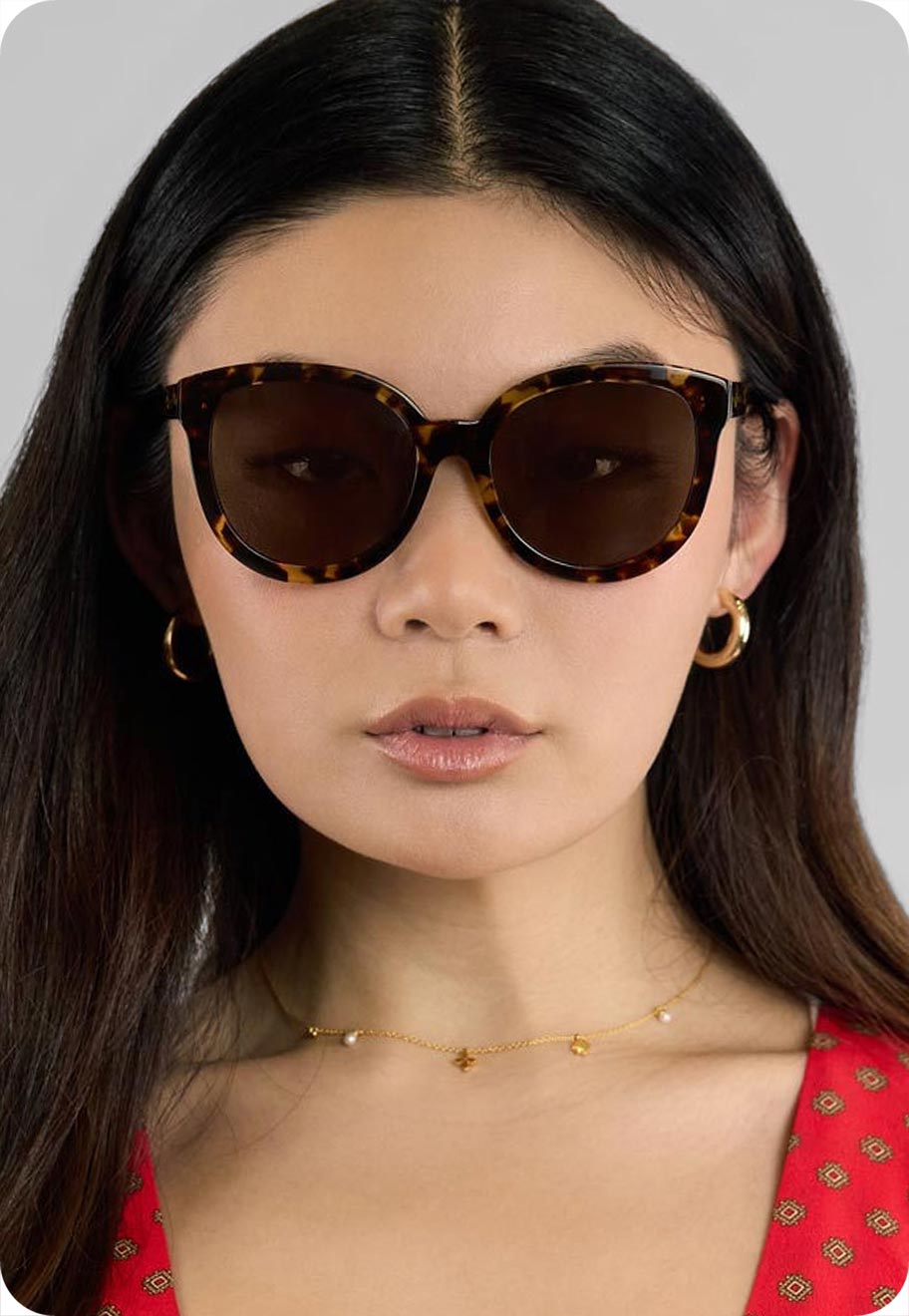 A photo of a model with a unique face shape wearing the Oscar Wylee Laura round sunglasses in Striped Buckeye.
