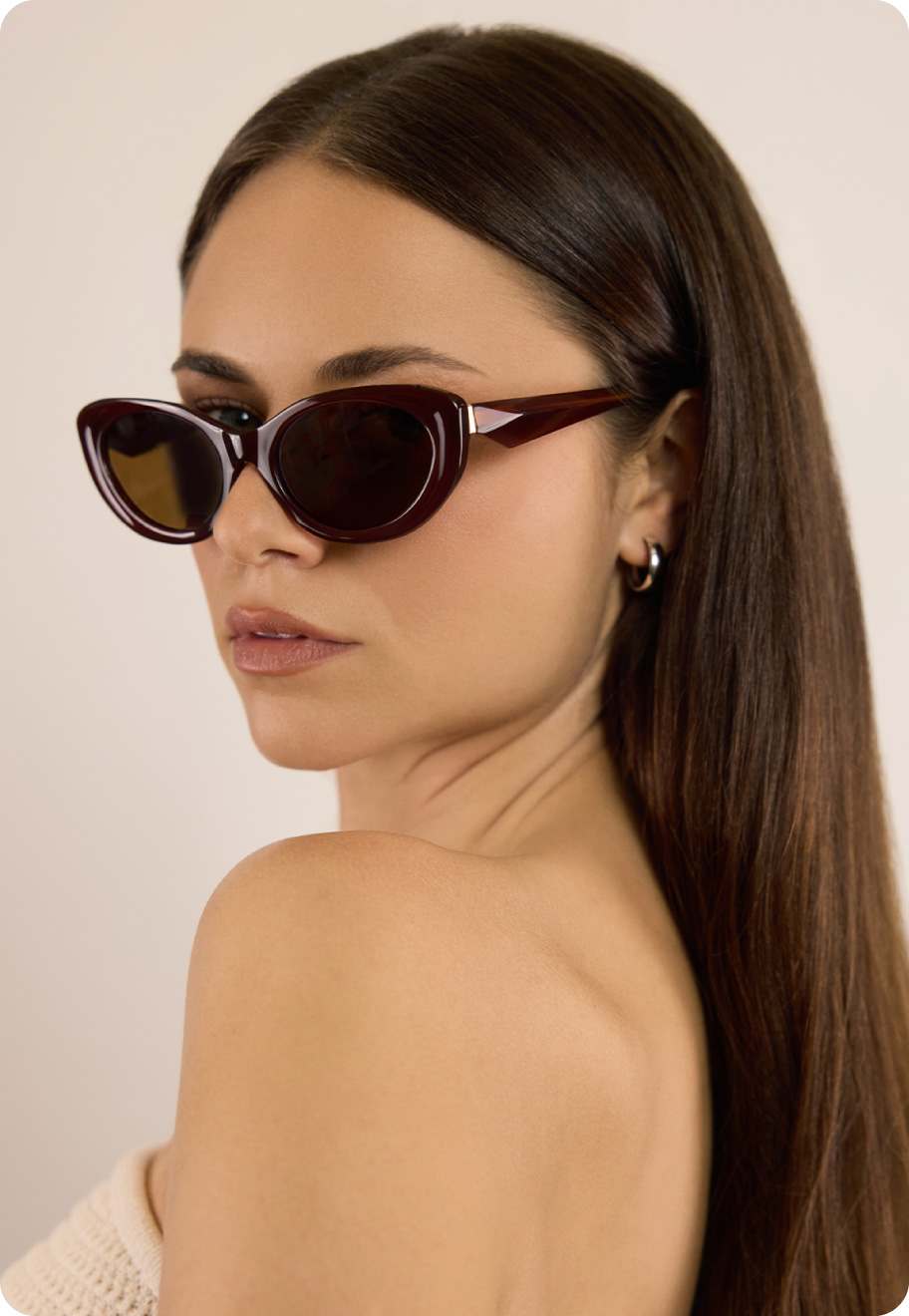 Model wearing Oscar Wylee Ash sunglasses frame in the colour Cioccolato